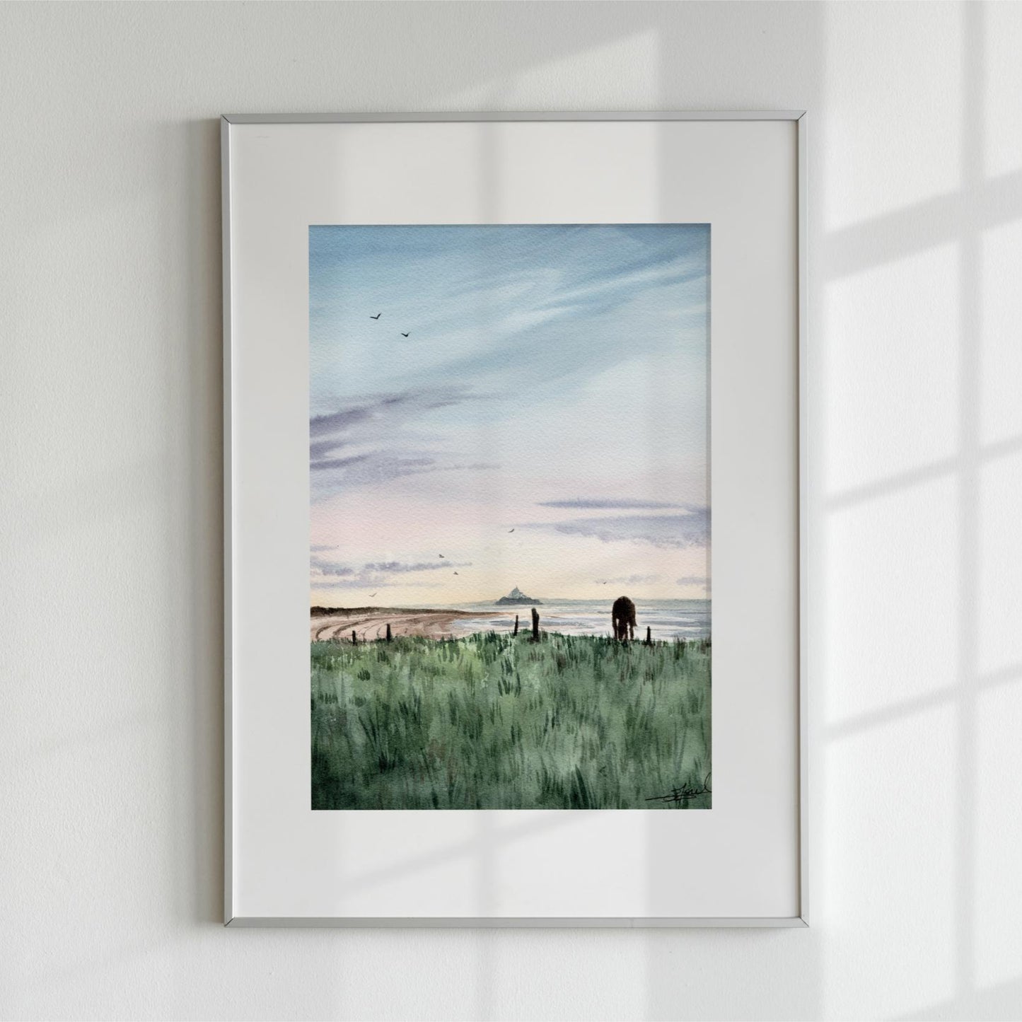 Reproduction encadrée d'une aquarelle de Saint-Jean-le-Thomas, avec vue sur le Mont-Saint-Michel, réalisée par l'artiste normande Emma de Morel.