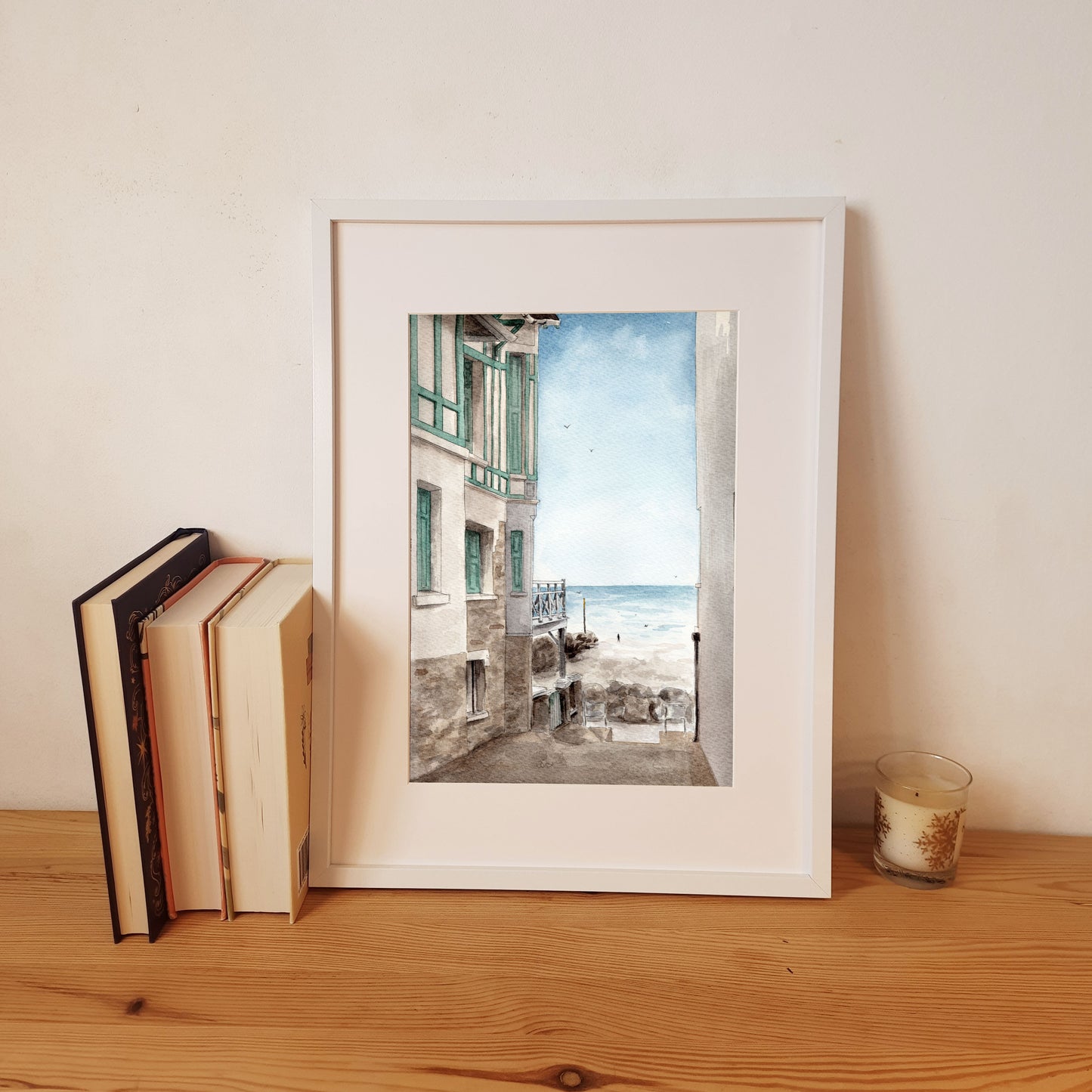 Aquarelle encadrée d'une ruelle menant à la digue de Coutainville.