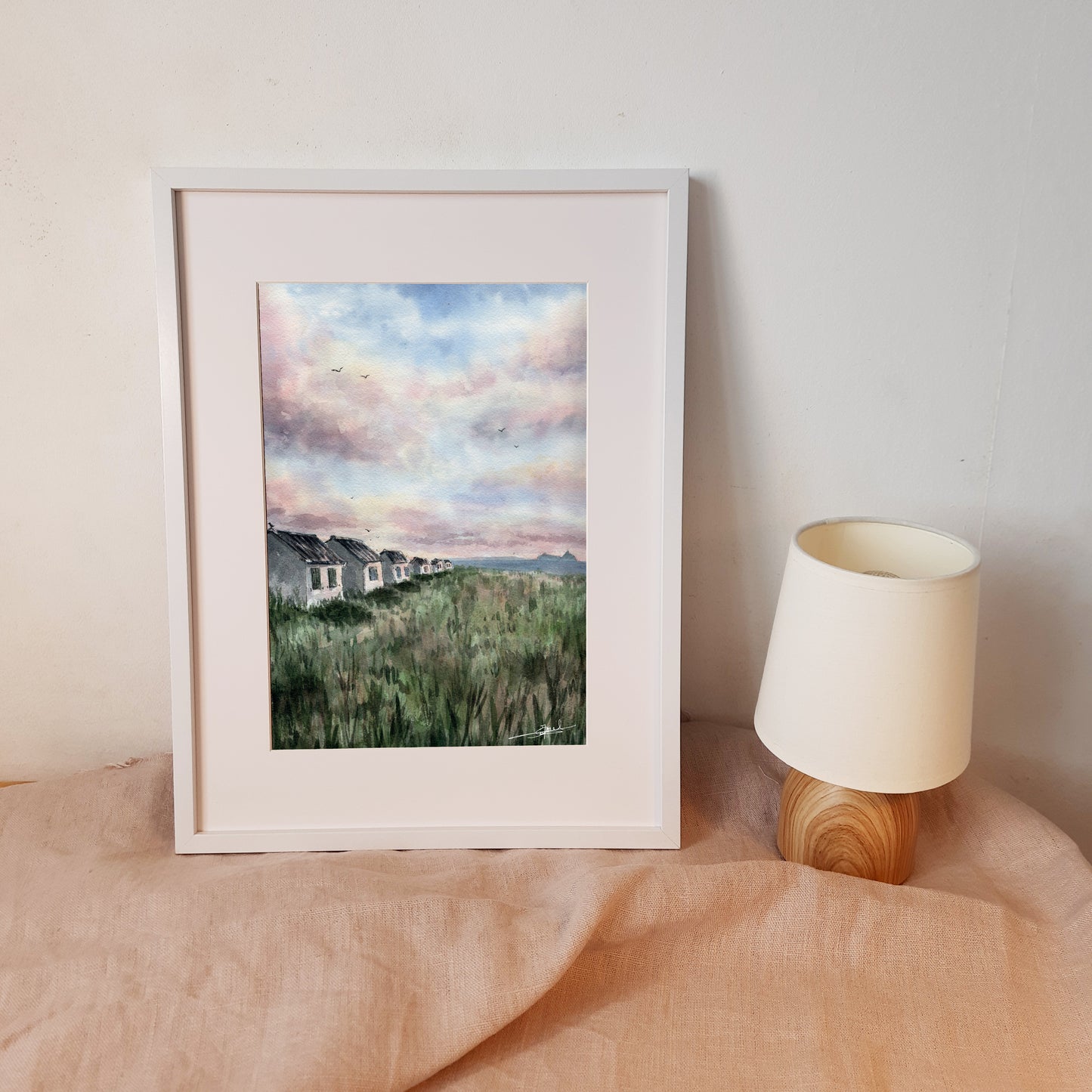 Reproduction A4 encadrée d'une aquarelle réaliste au format portrait des cabines de Saint-Jean-le-Thomas par Emma de Morel