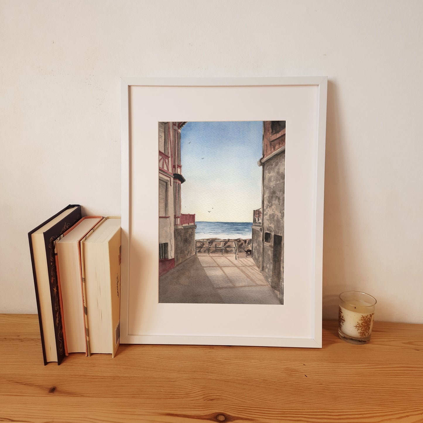 Reproduction A4 encadrée d'une aquarelle représentant une ruelle de Coutainville menant à la digue.
