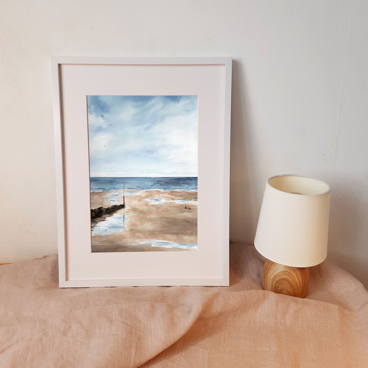 Reproduction encadrée d'une aquarelle de la plage de Coutainville à marée basse.