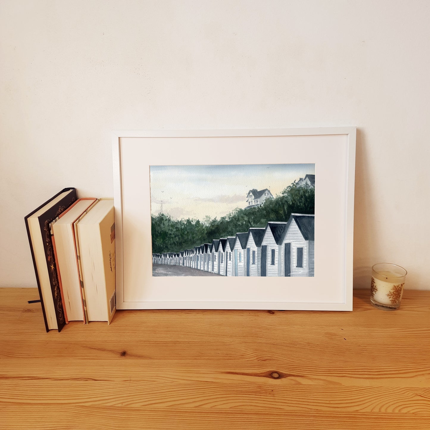 Reproduction A4 encadrée d'une aquarelle réaliste au format paysage des cabines de la plage de Carteret par Emma de Morel