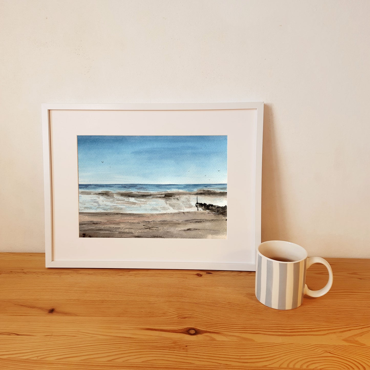 Reproduction A4 encadrée d'une aquarelle réaliste format paysage représentant la plage de Coutainville en été.