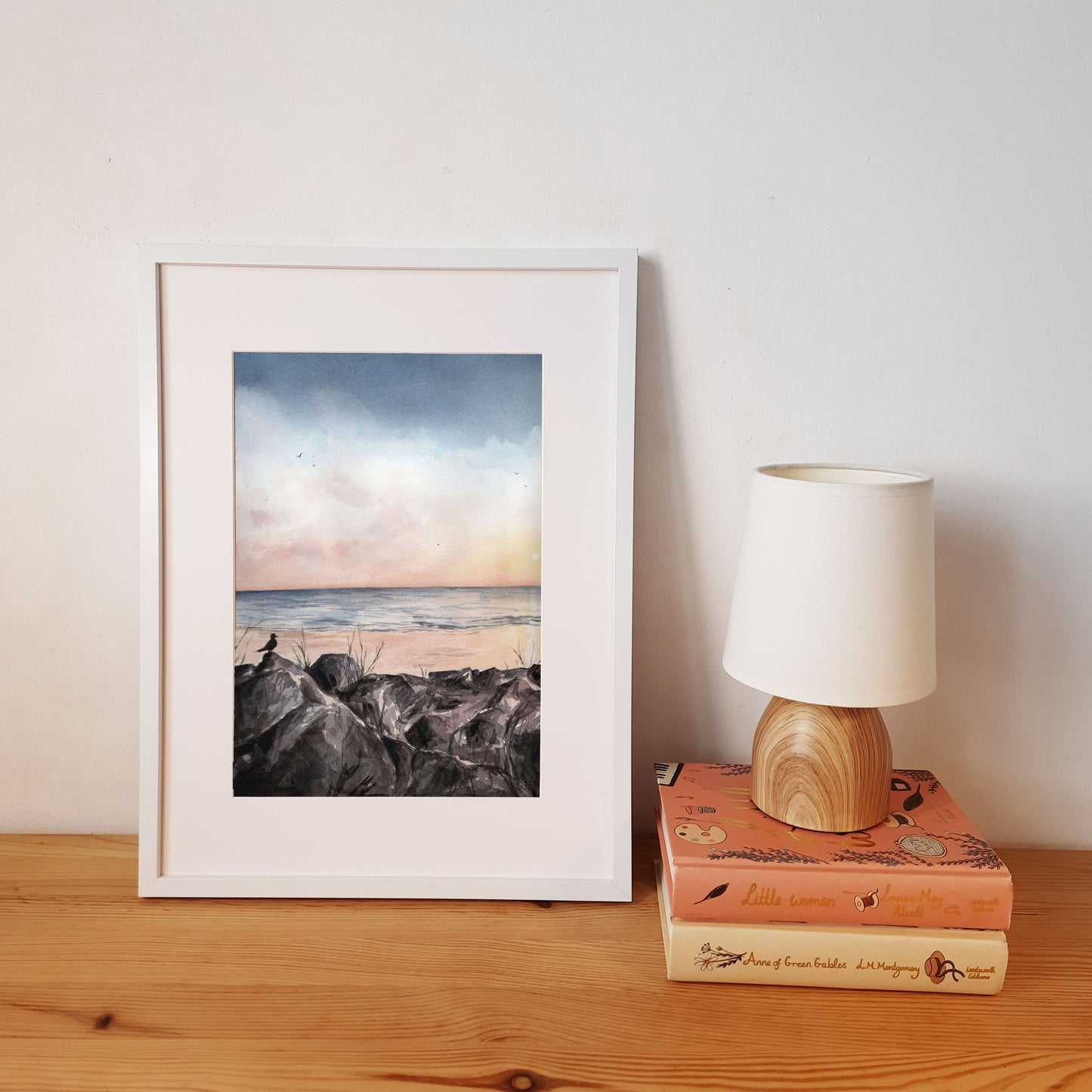 Reproduction A4 encadrée de mon aquarelle réaliste représentant la plage de Coutainville un soir au moment du coucher du soleil.