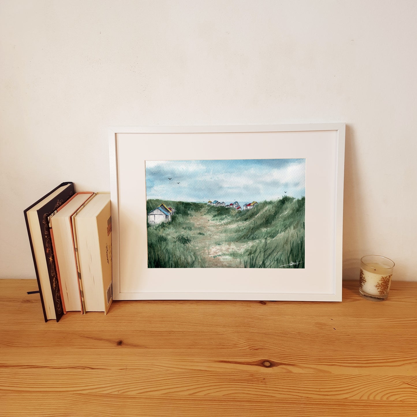 Reproduction A4 encadrée d'une aquarelle réaliste au format paysage des cabines aux toits colorés de Gouville-sur-mer par Emma de Morel