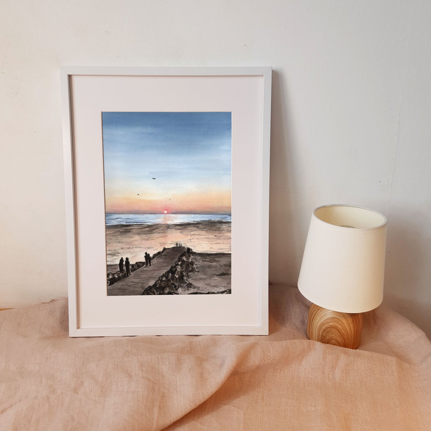 Reproduction A4 encadrée d'une aquarelle format portrait représentant un coucher de soleil à la cale de Coutainville.