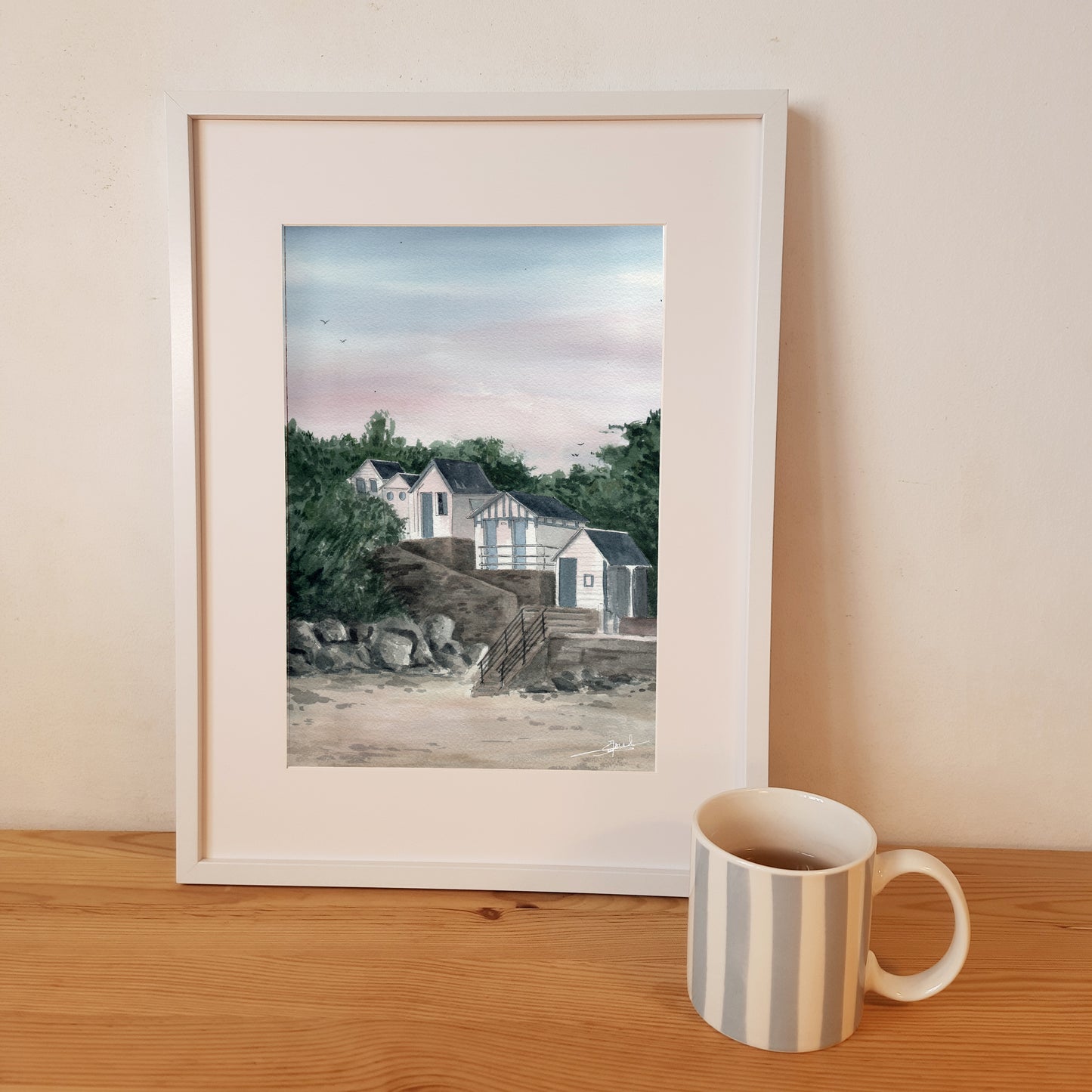 Reproduction A4 encadrée d'une aquarelle réaliste au format portrait des cabines de la plage de Carteret par Emma de Morel