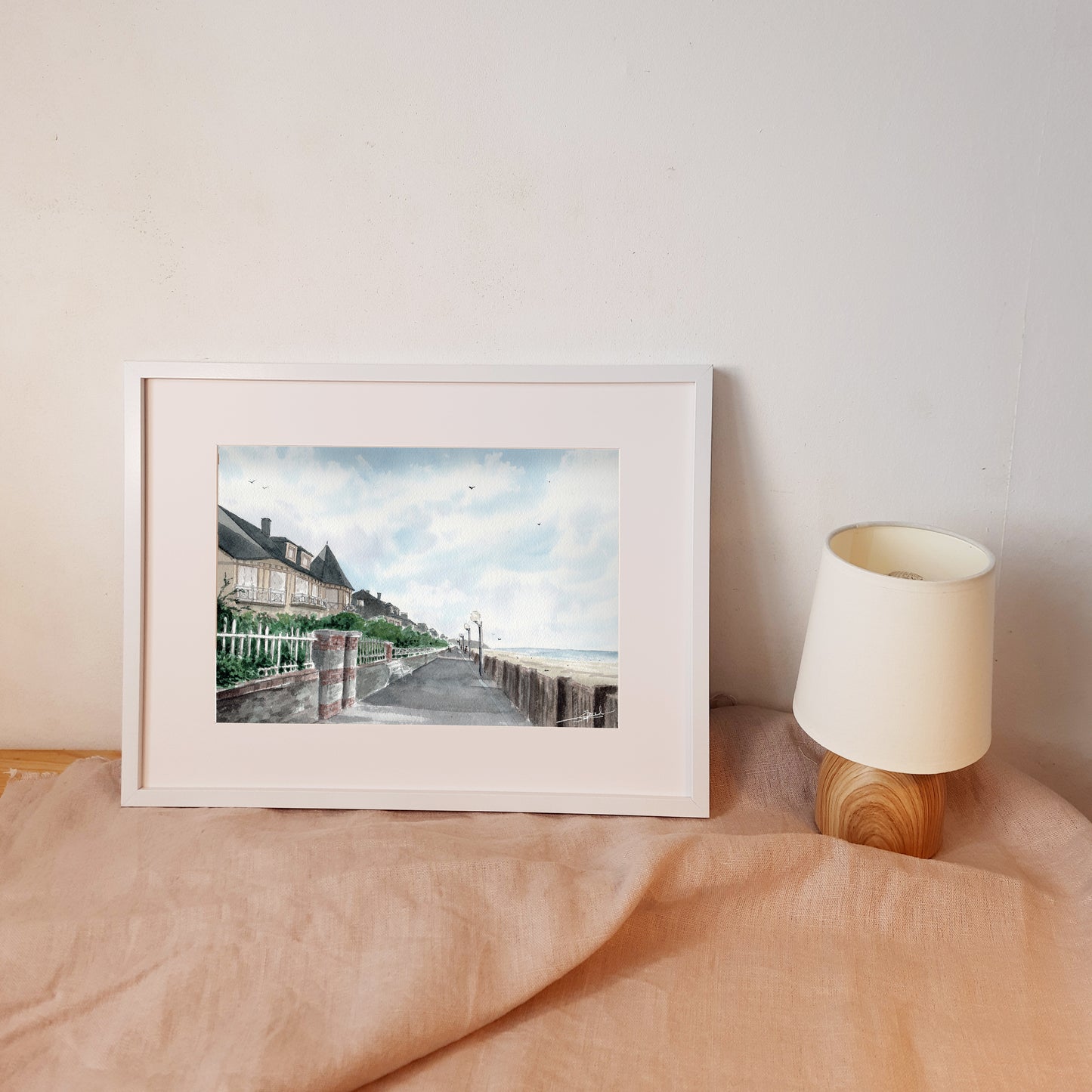 Reproduction A4 encadrée d'une aquarelle réaliste au format paysage de la digue de Jullouville-les-pins par Emma de Morel.