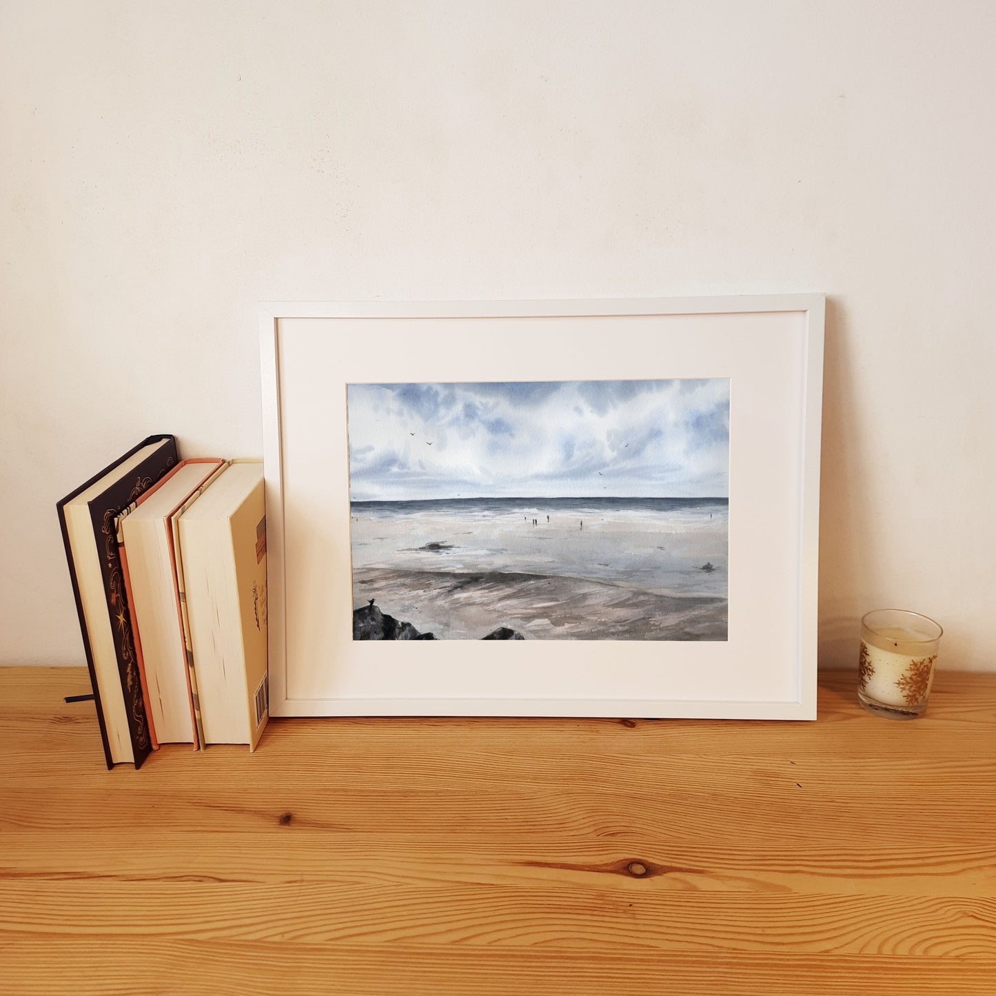 Reproduction A4 encadrée d'une aquarelle réaliste format paysage représentant la plage d'Agon-Coutainville en hiver.