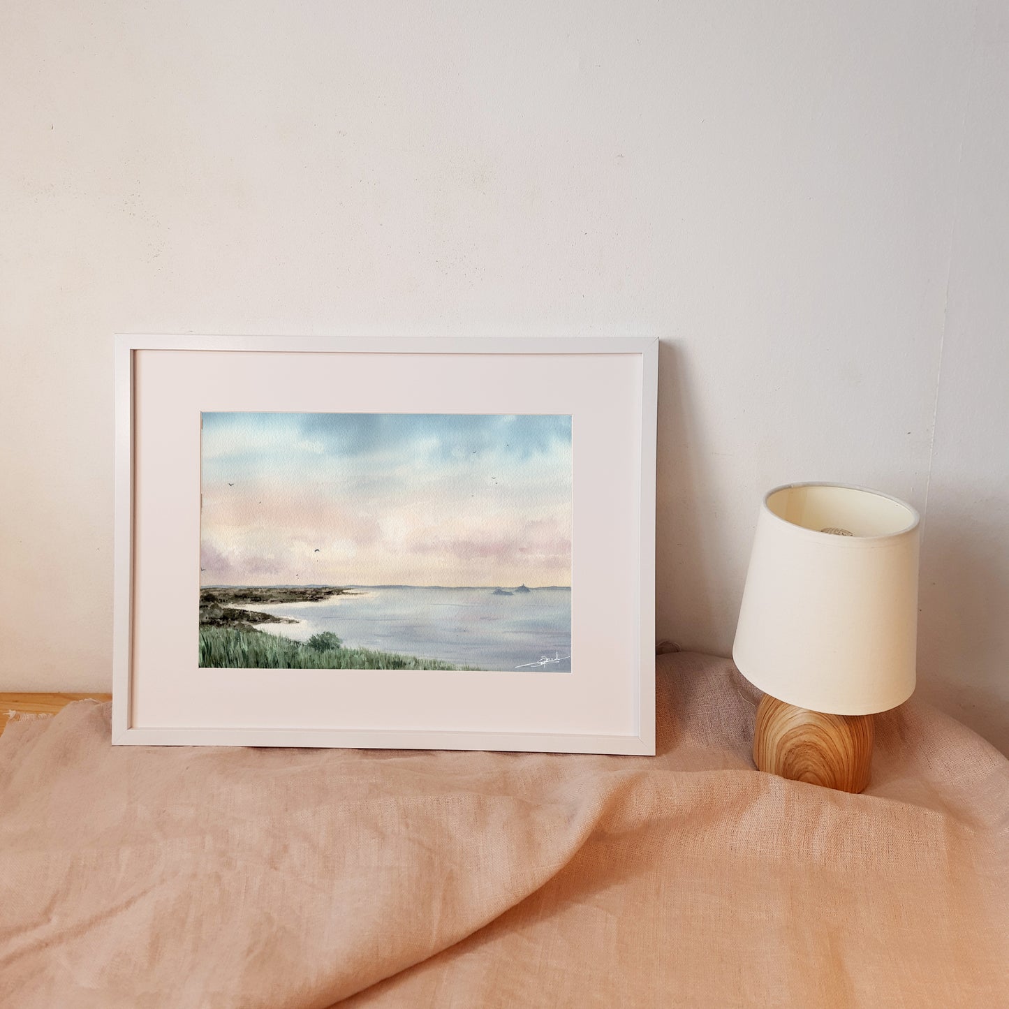 Reproduction A4 encadrée d'une aquarelle réaliste au format paysage des hauteurs de Saint-Jean-le-Thomas par Emma de Morel