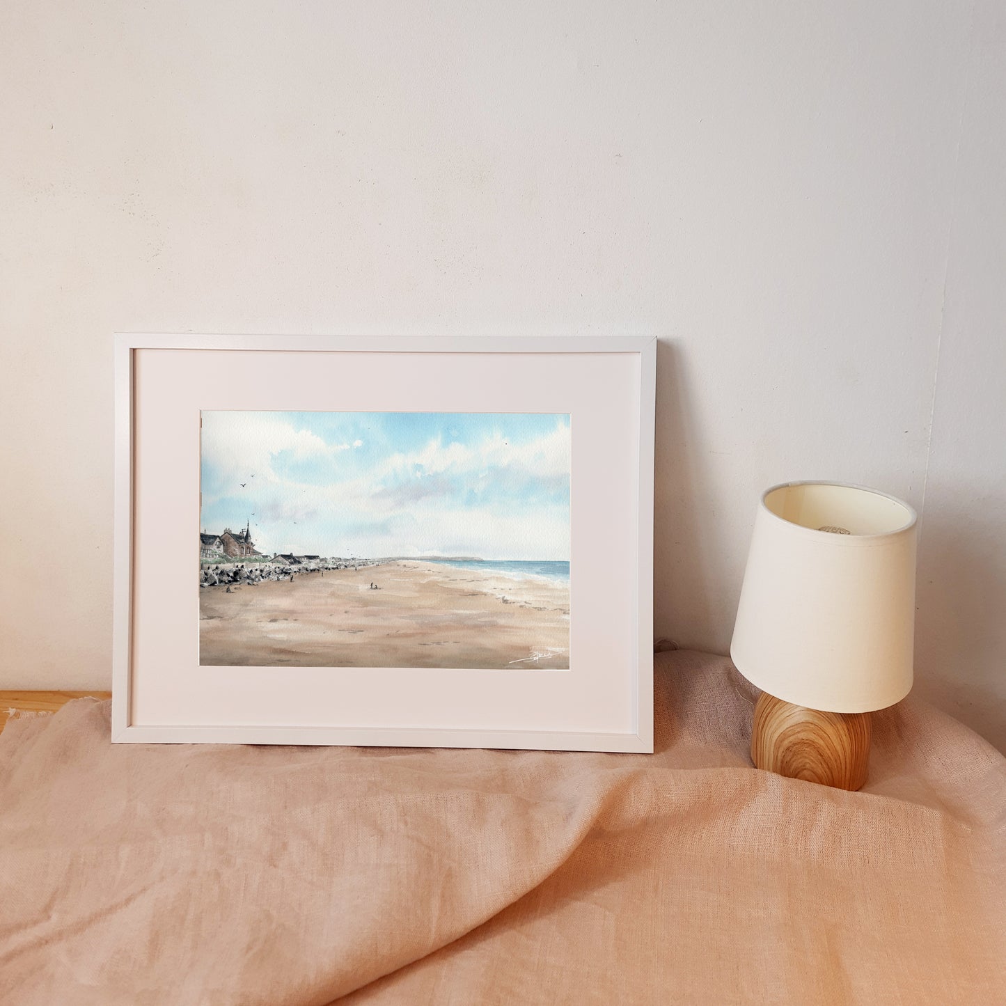 Reproduction A4 encadrée d'une aquarelle réaliste format paysage de la plage de Saint Martin de Bréhal réalisée par Emma de Morel.