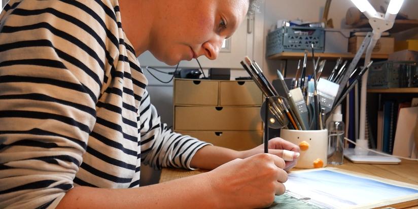 Emma de Morel peint une aquarelle personnalisée pour Noël.