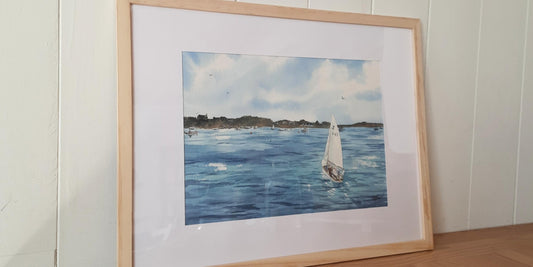 aquarelle encadrée d'un bateau voguant vers une île