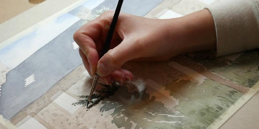 Emma de Morel peint une aquarelle sur mesure de maison de famille.