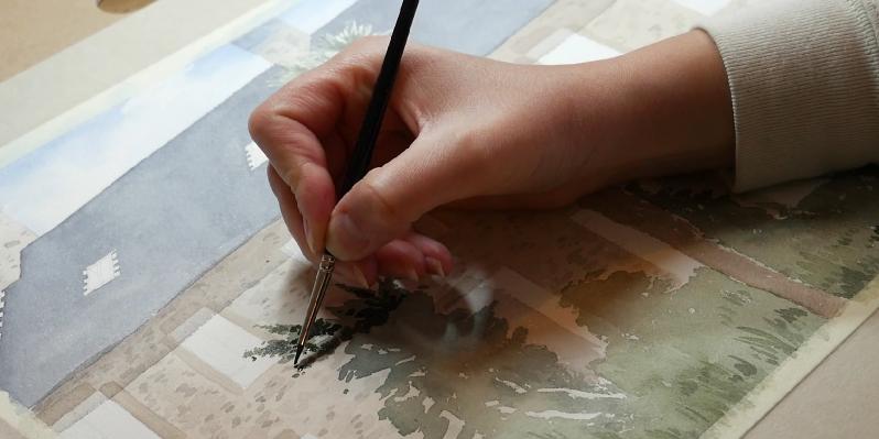 Emma de Morel peint une aquarelle sur mesure de maison de famille.