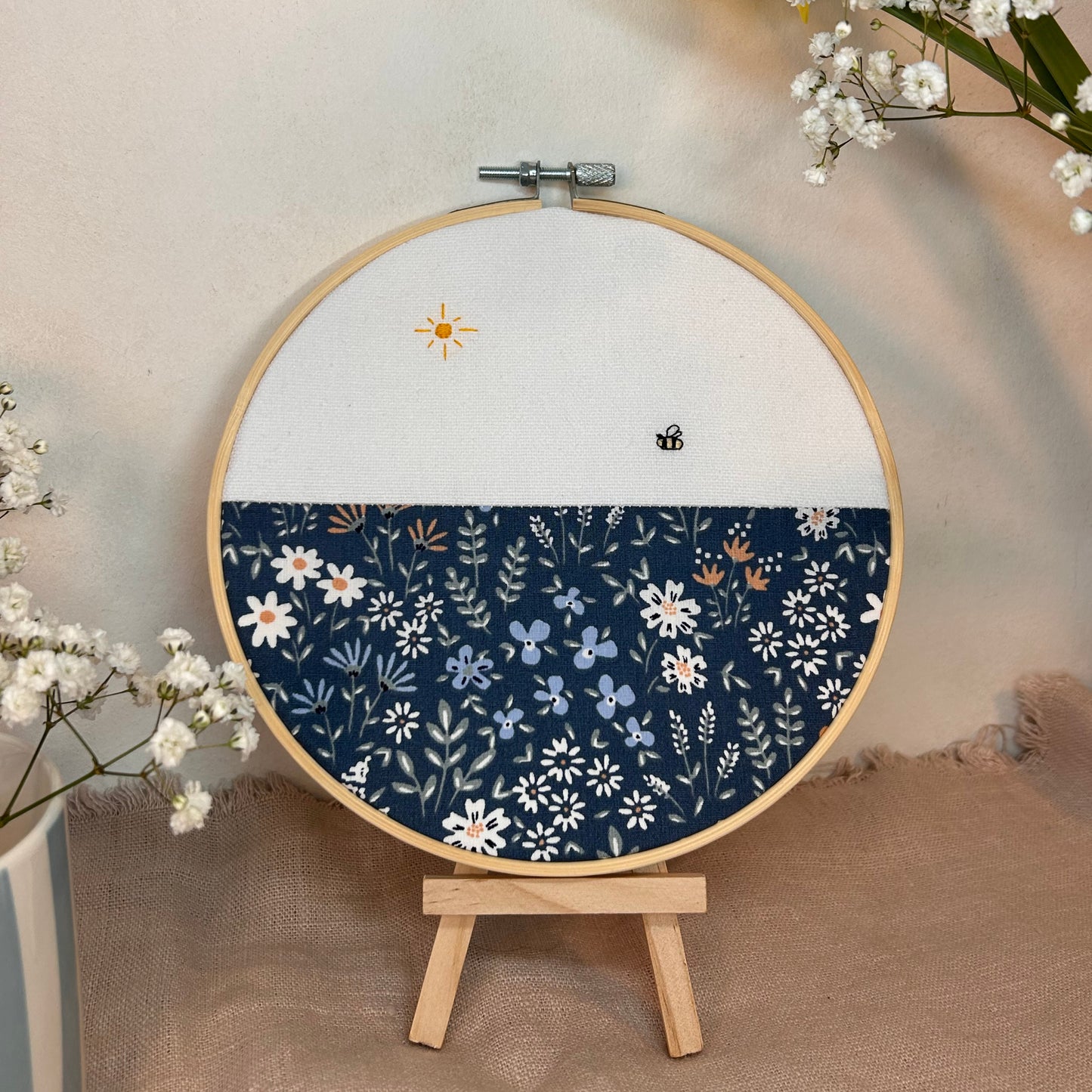 Broderie "Bourdon dans la prairie"