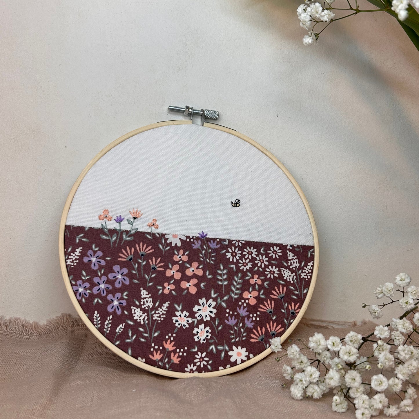 Broderie "Bourdon entre les fleurs"