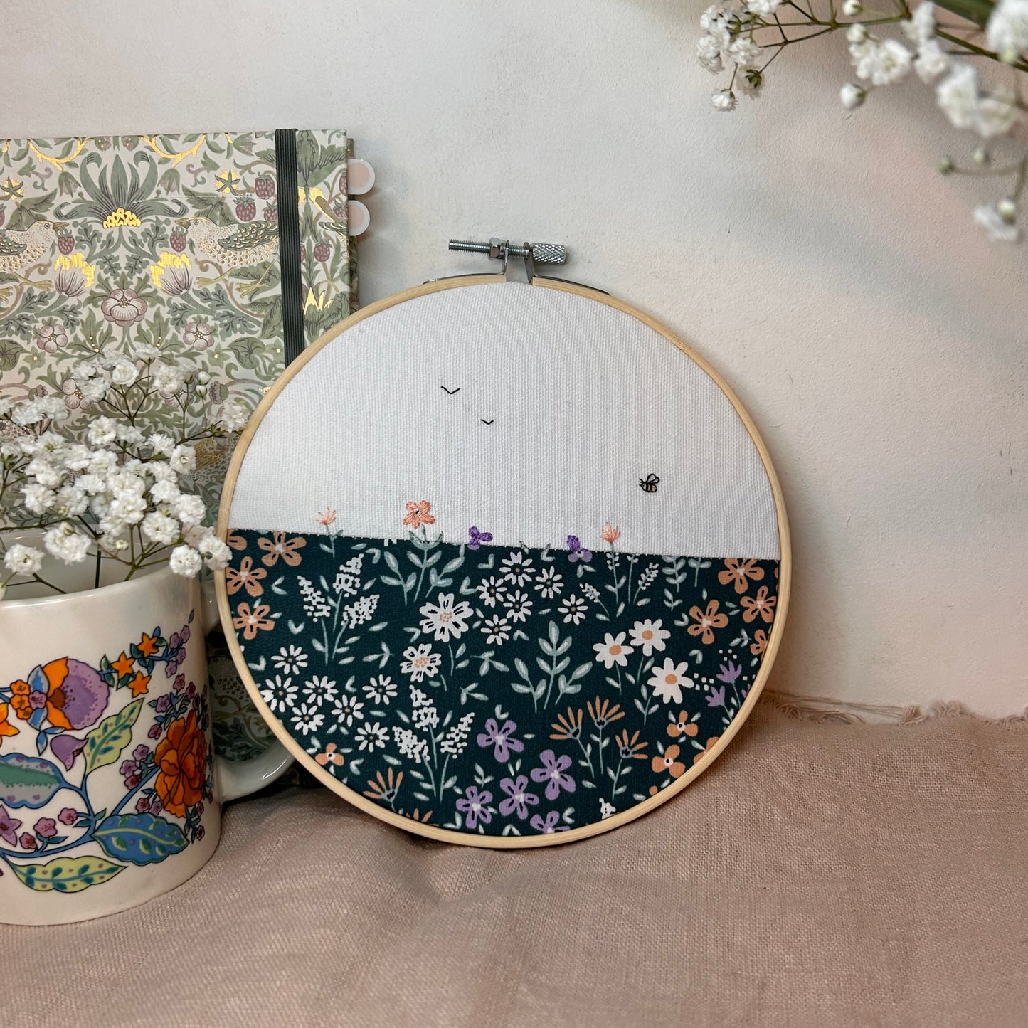 Broderie "Bourdon entre les fleurs"