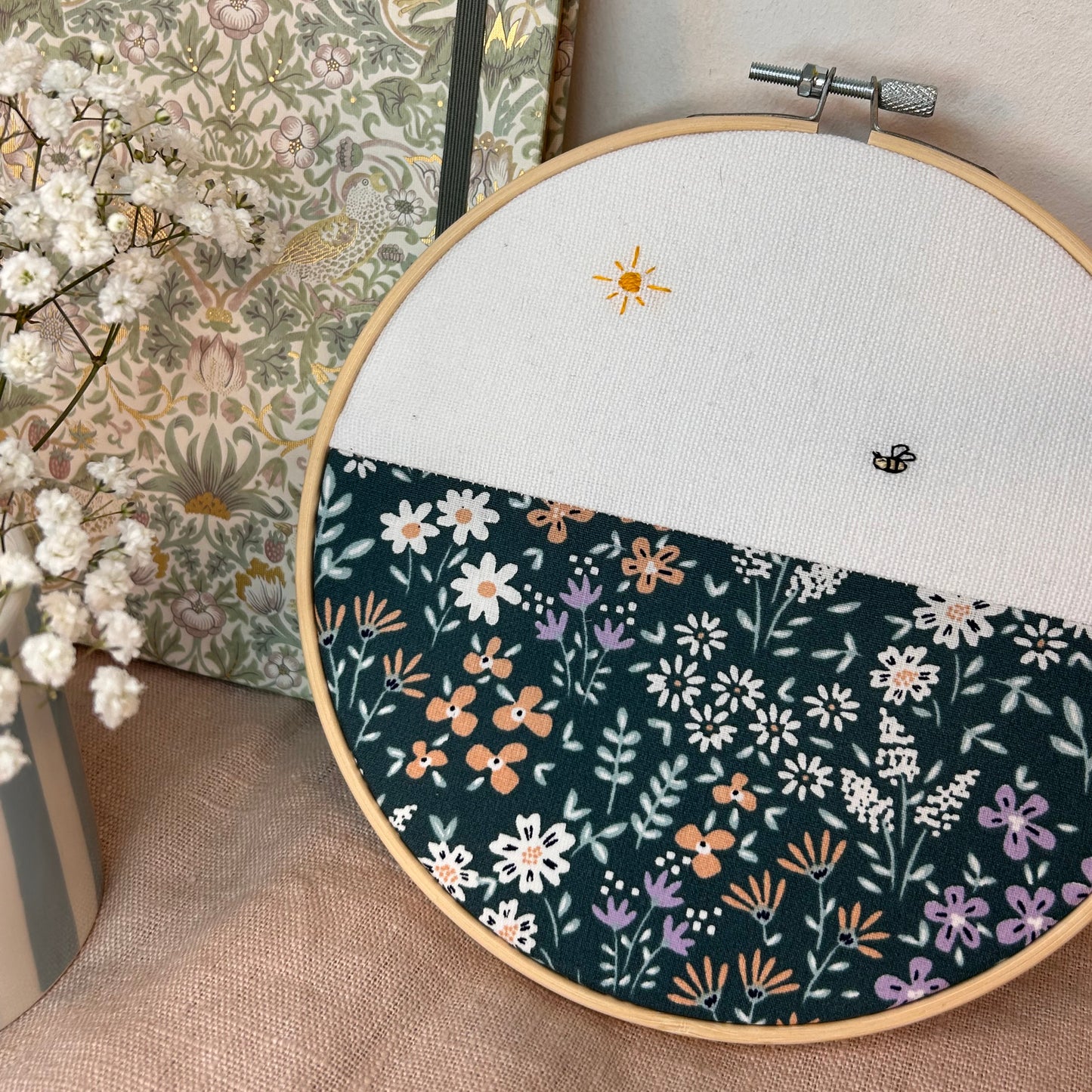 Broderie "Bourdon dans la prairie"