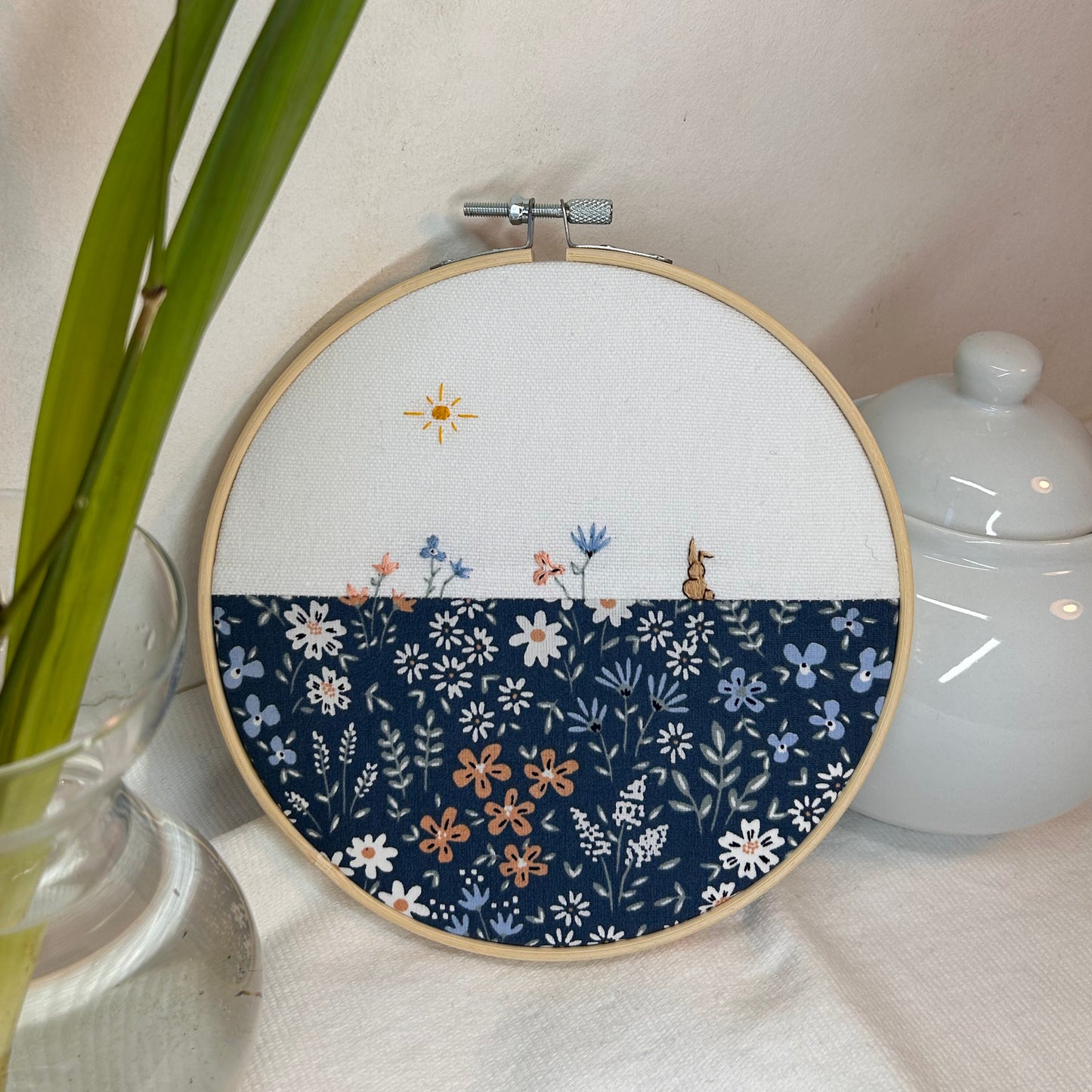 Broderie "Lapin entre les fleurs"