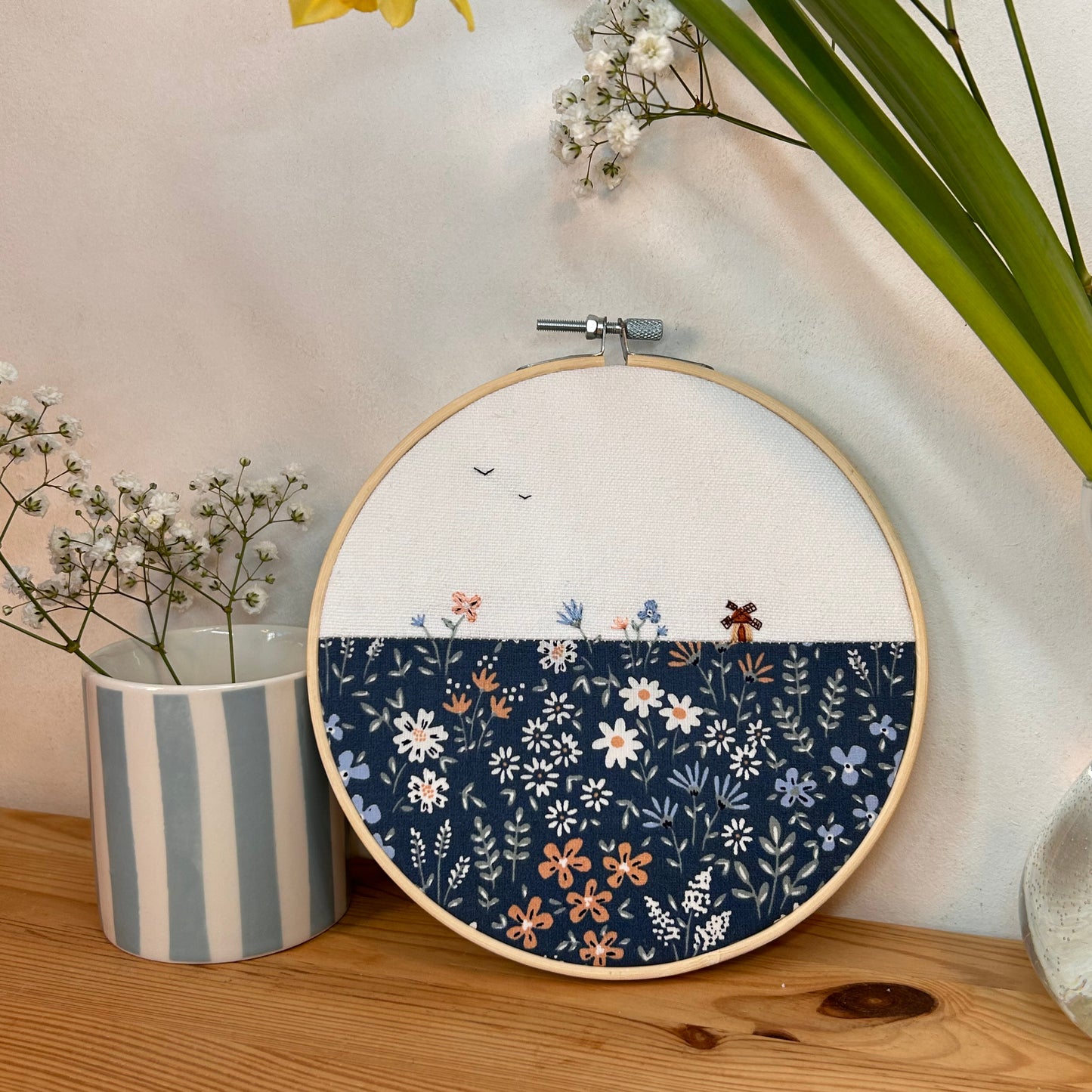 Broderie "Moulin entre les fleurs"