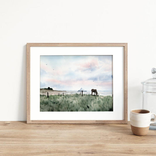 Reproduction encadrée d'une aquarelle d'un paysage de Saint-Jean-le6thomas avec une vue sur le Mont-Saint-Michel t le rocher de Tombelaine, réalisée par l'artiste normande Emma de Morel.