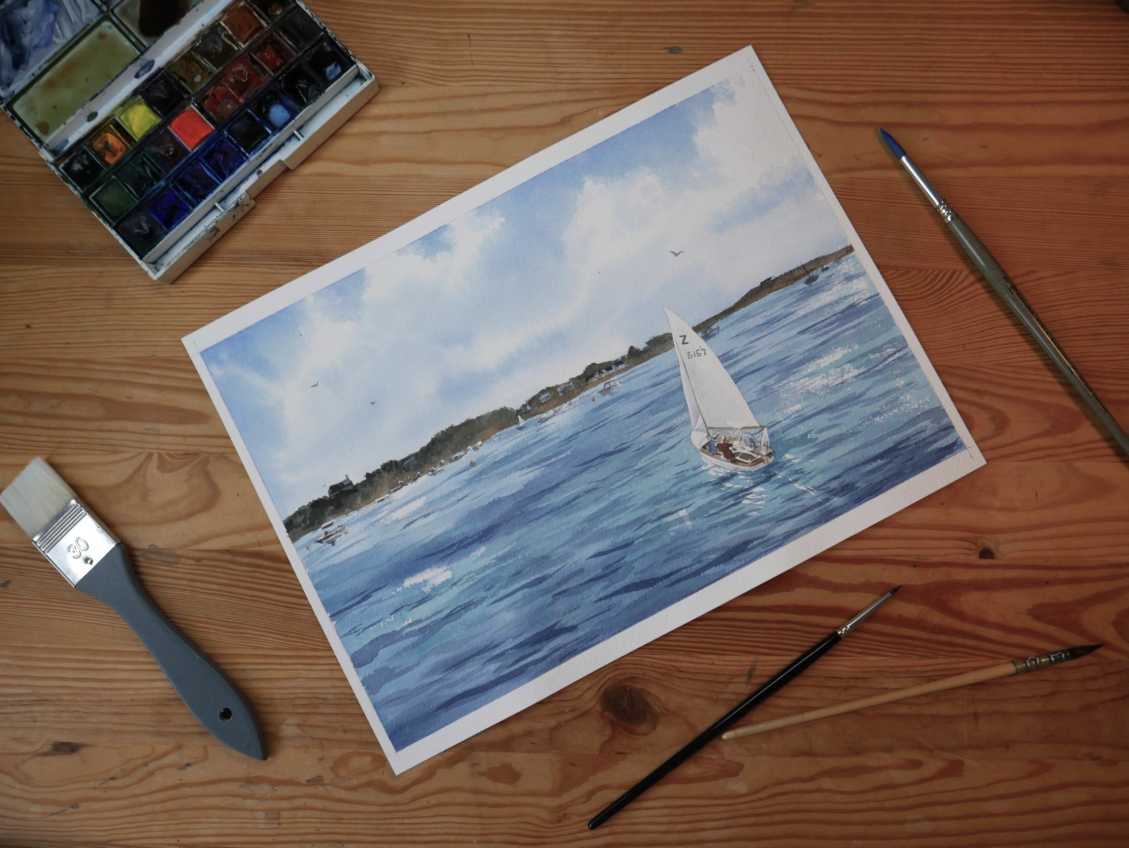 Aquarelle personnalisée peinte par Emma de Morel représentant un bateau voguant vers les îles Chausey.