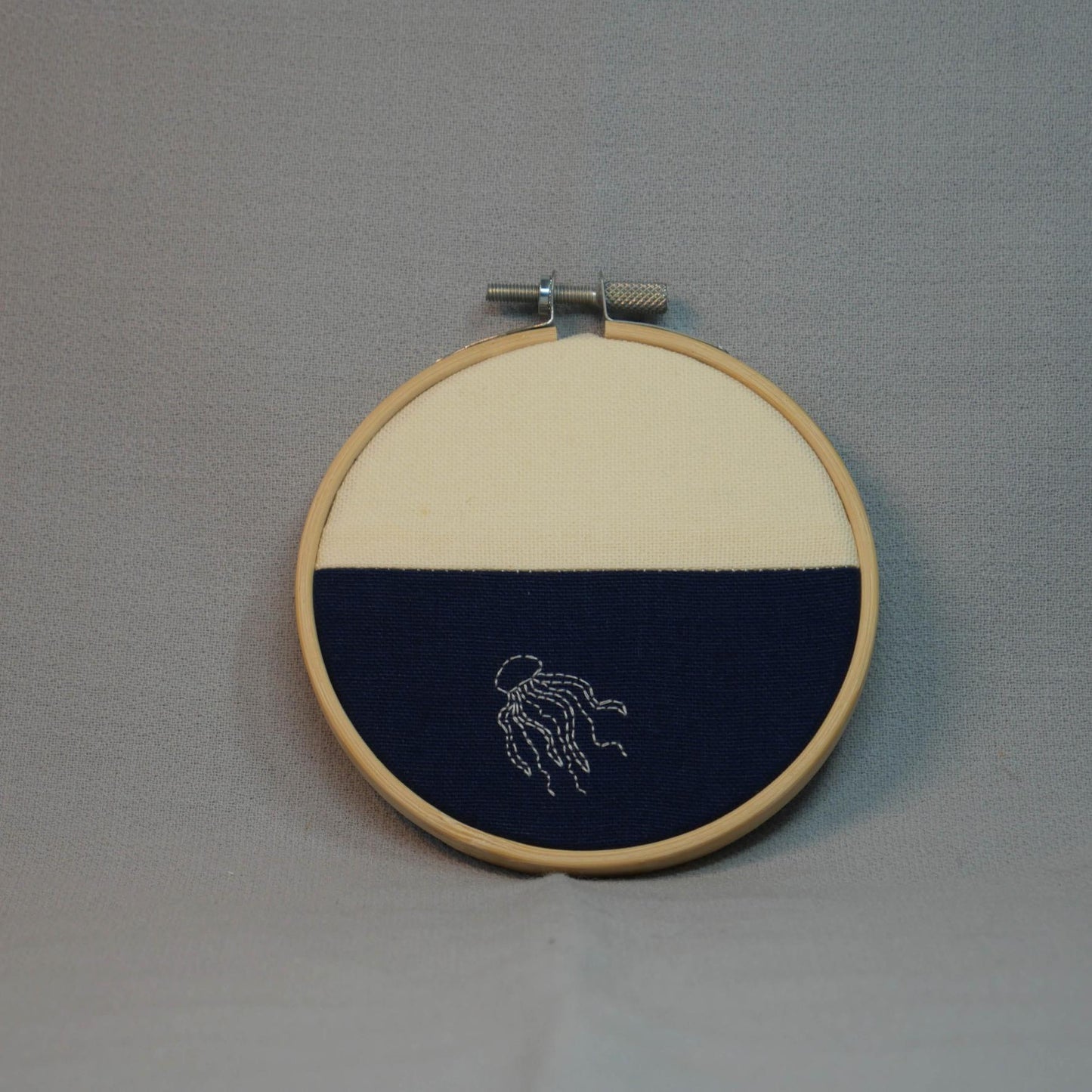 Petite broderie "Méduse"