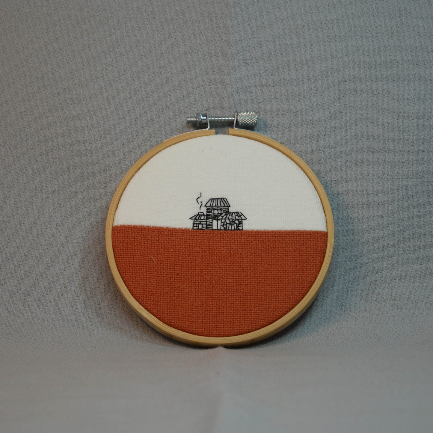 Petite broderie "Au chaud à la maison"